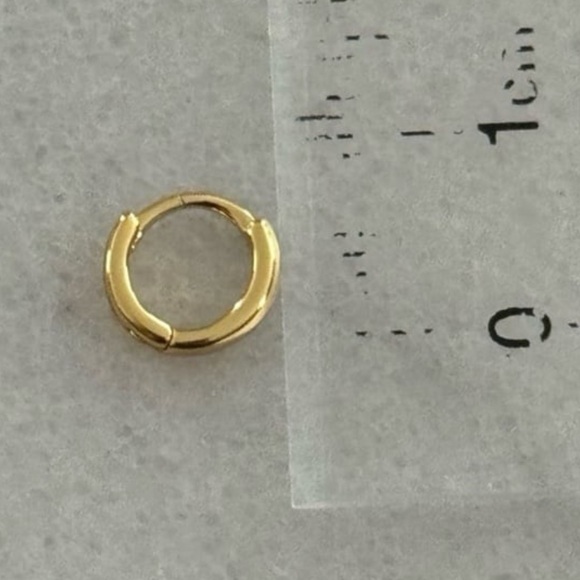COPY - Gold Mini Micro Small Huggie Hoop Cartilage Earrings 

Brand New - Picture 4 of 4